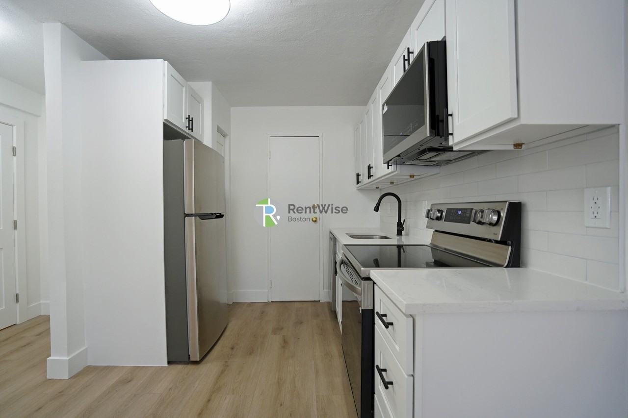 741 E 6th St #1 - Photo 5 of 43