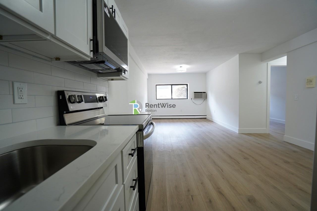 741 E 6th St #1 - Photo 7 of 43