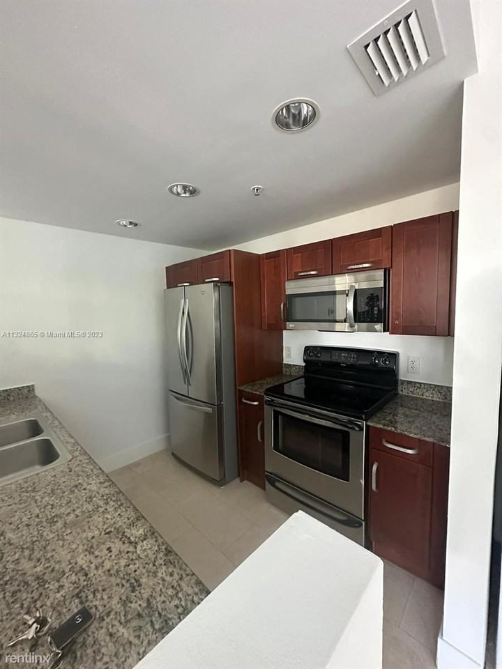 7728 Collins Ave - Photo 3 of 30