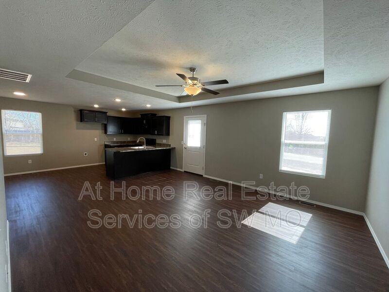 1528 E Perry St - Photo 2 of 14