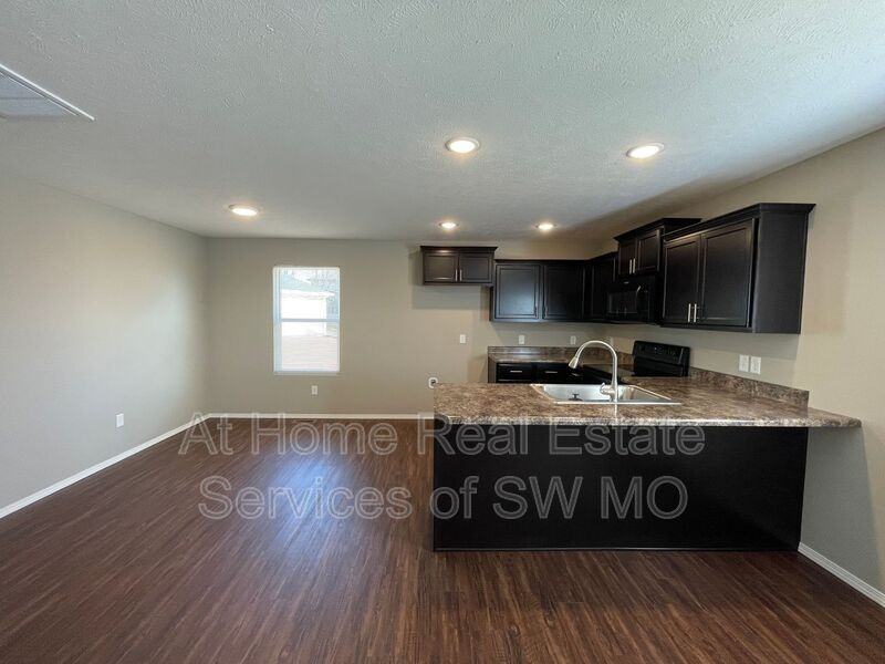 1528 E Perry St - Photo 3 of 14