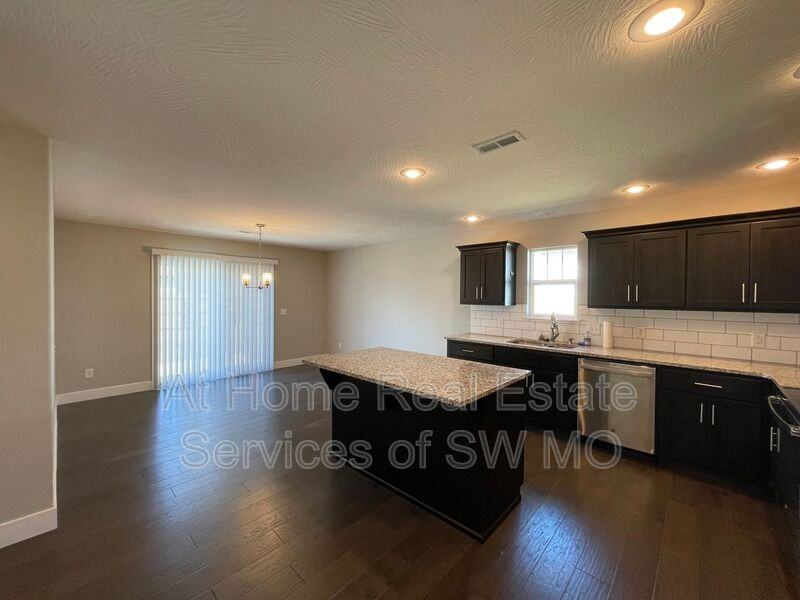 663 N Century Ave - Photo 3 of 15