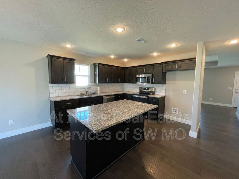 663 N Century Ave - Photo 4 of 15