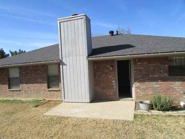 2512 Bayberry Ln - Photo 2 of 16