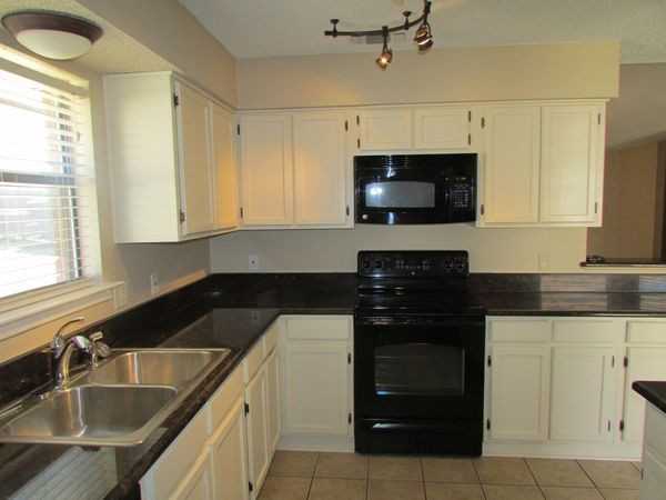 2512 Bayberry Ln - Photo 3 of 16