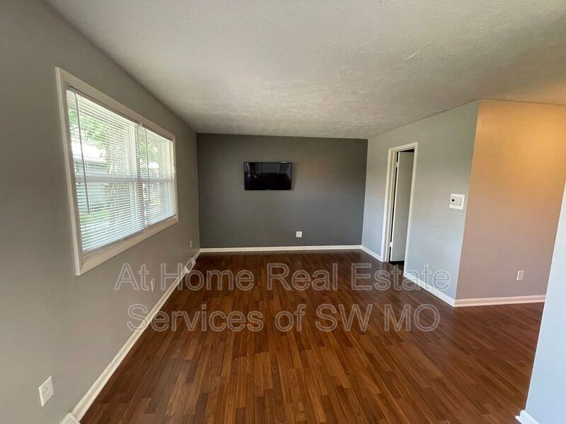 1345 E Elm St - Photo 2 of 7