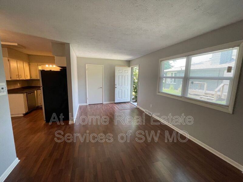 1345 E Elm St - Photo 3 of 7