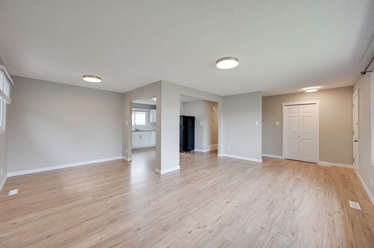 Beautiful 3 Bed 1.5 Bath Main Floor + Double Garage Included*Pet Friendly! - Photo 2 of 14