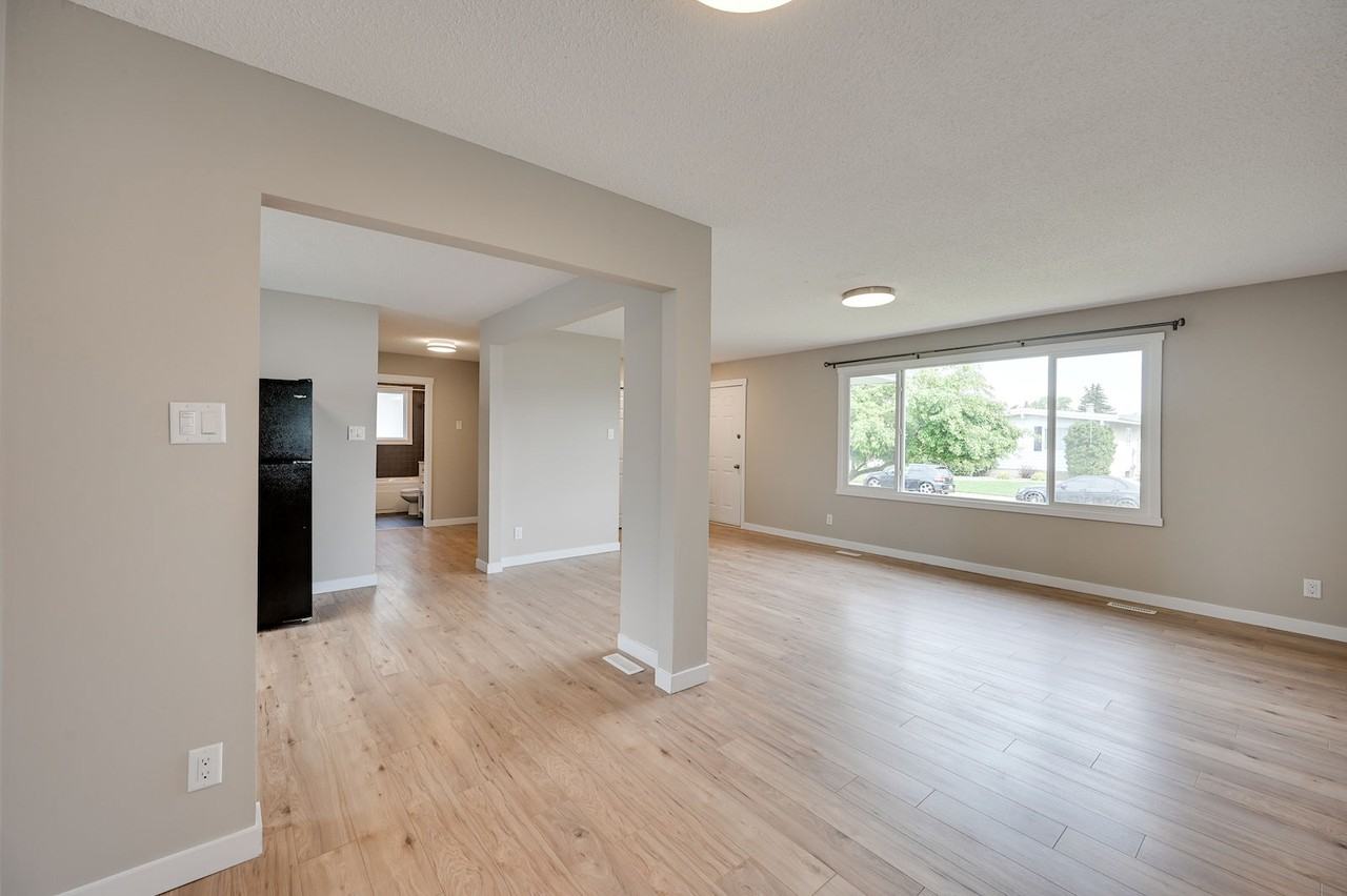 Beautiful 3 Bed 1.5 Bath Main Floor + Double Garage Included*Pet Friendly! - Photo 3 of 14