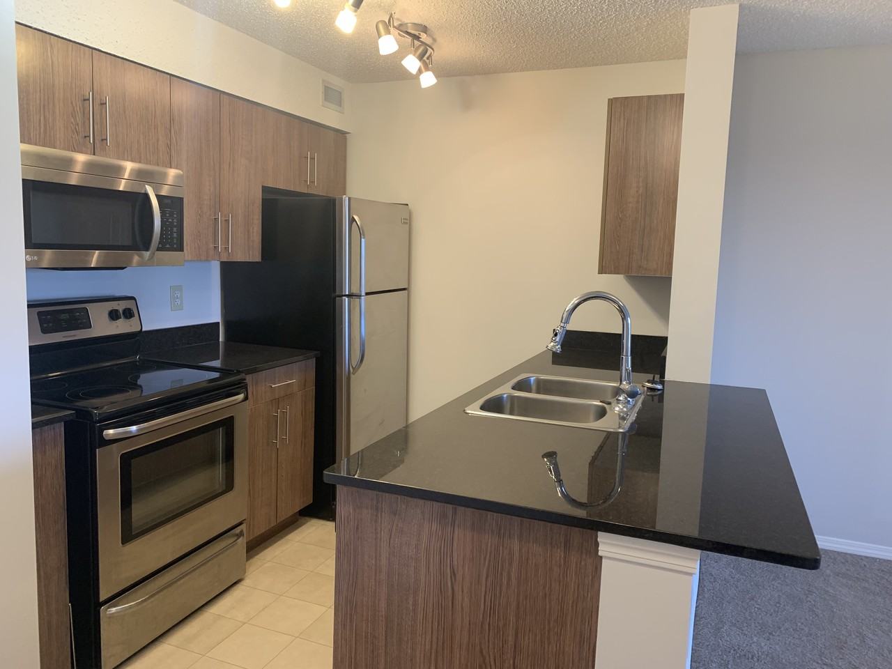 Bright 1 bed 1 bath condo*Balcony*Heat & Water Included*Storage Locker* - Photo 2 of 17