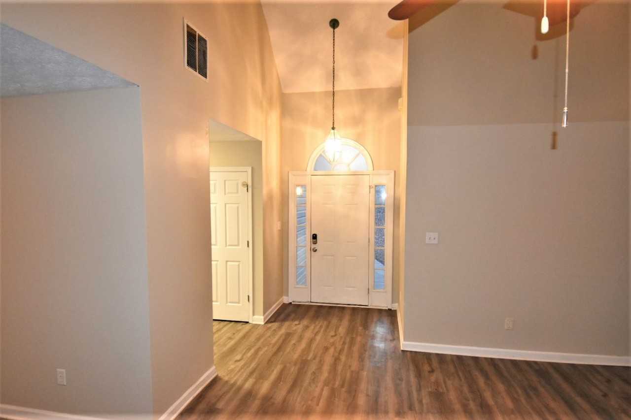 404 Grove Pointe Ct - Photo 2 of 13