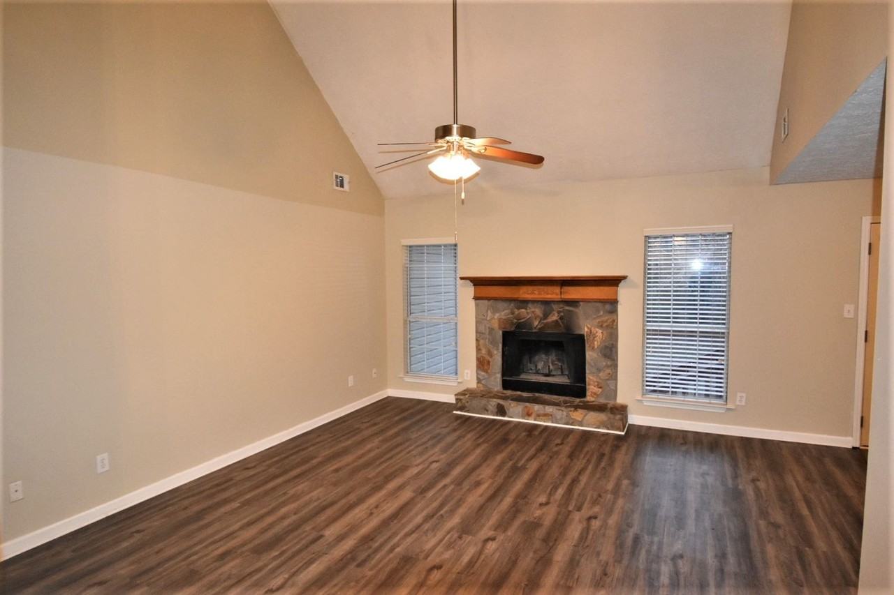 404 Grove Pointe Ct - Photo 3 of 13