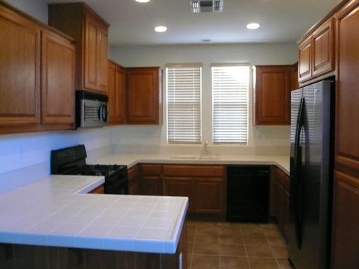 490 Wapello Cir - Photo 2 of 7