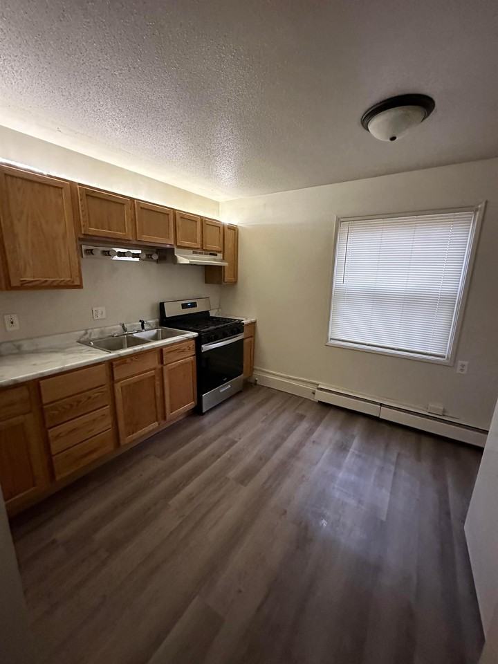 1313 1st Ave #2 - Photo 3 of 13