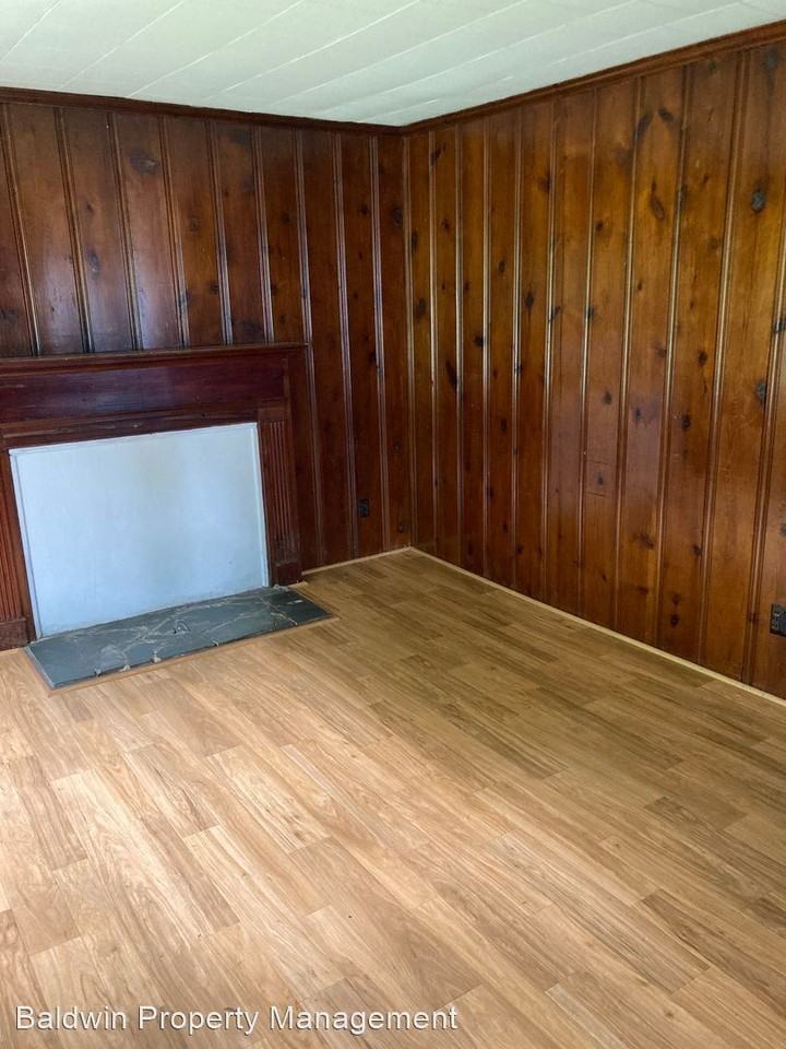 2321 Redbud Ln - Photo 2 of 6