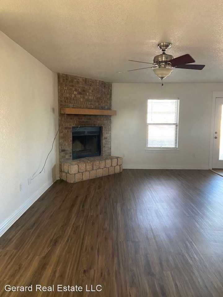 1332 Mesa Dr - Photo 3 of 17