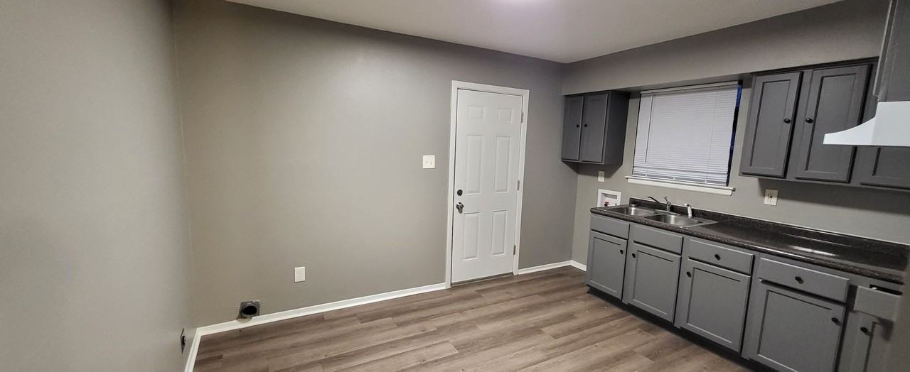 355 Glencoe Rd - Photo 2 of 13