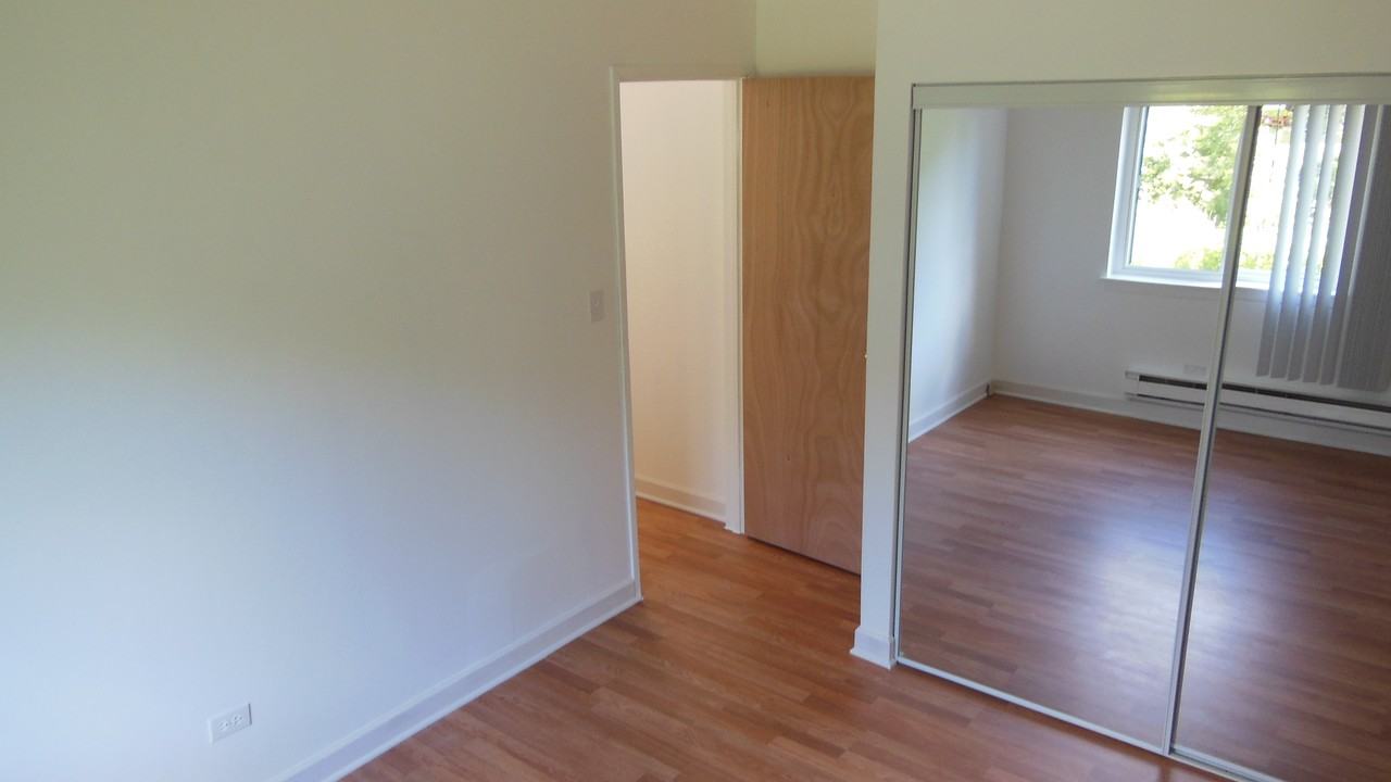 1851 North Green Lane North #2B - Photo 4 of 10