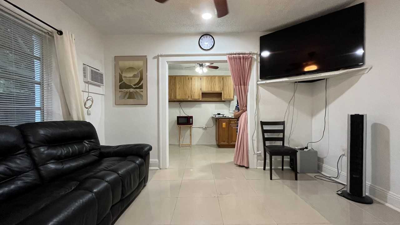 716 Ne 127th St #2 - Photo 2 of 6