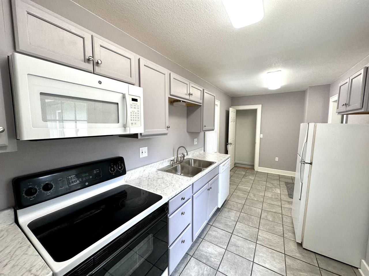 108 S Hawthorne Ave #1 - Photo 3 of 15