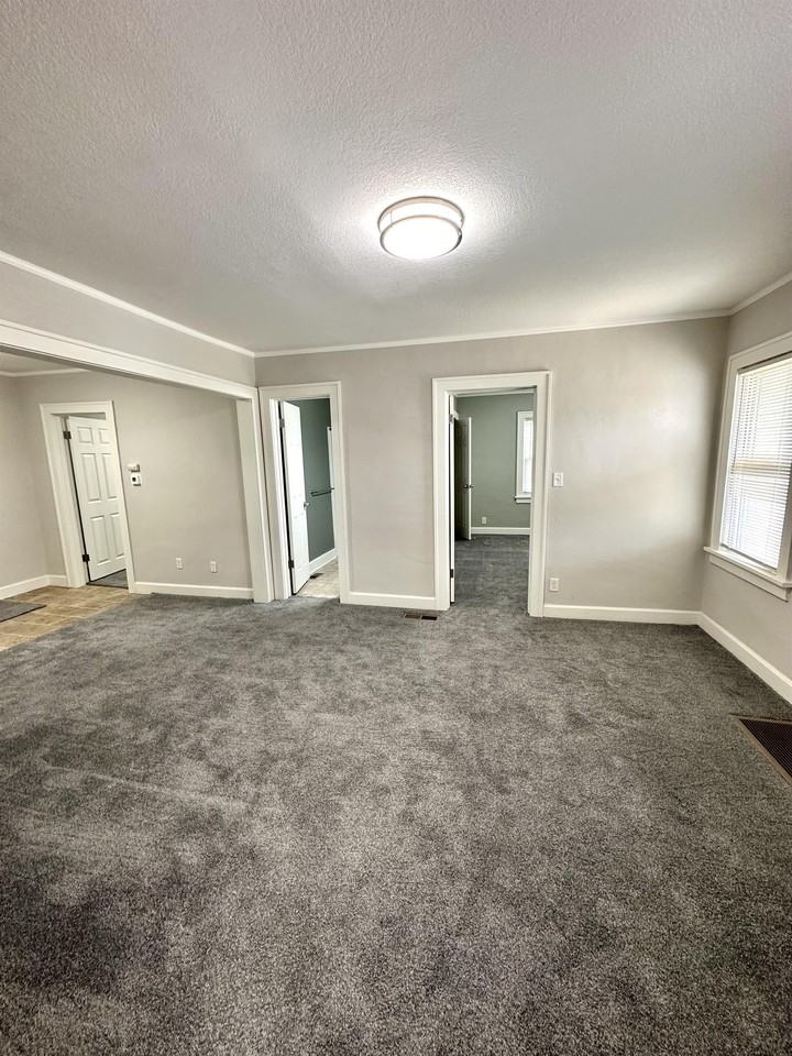 108 S Hawthorne Ave #1 - Photo 4 of 15