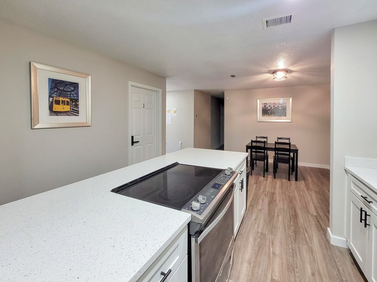 Ne 11th Pl - Photo 2 of 11