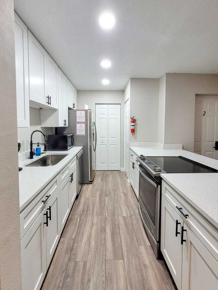 Ne 11th Pl - Photo 5 of 11