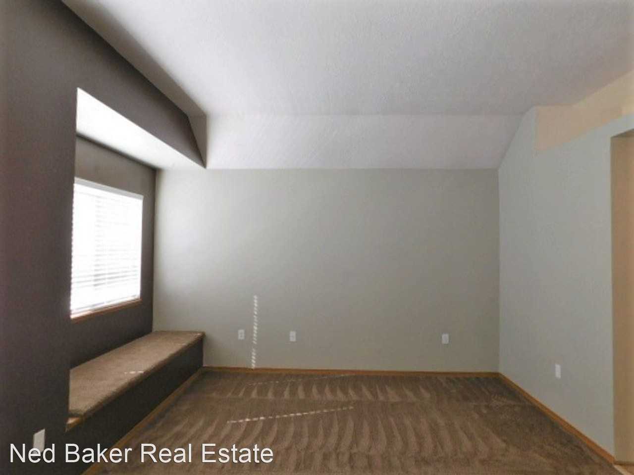 5255/5257 Springcrest Dr S - Photo 3 of 26