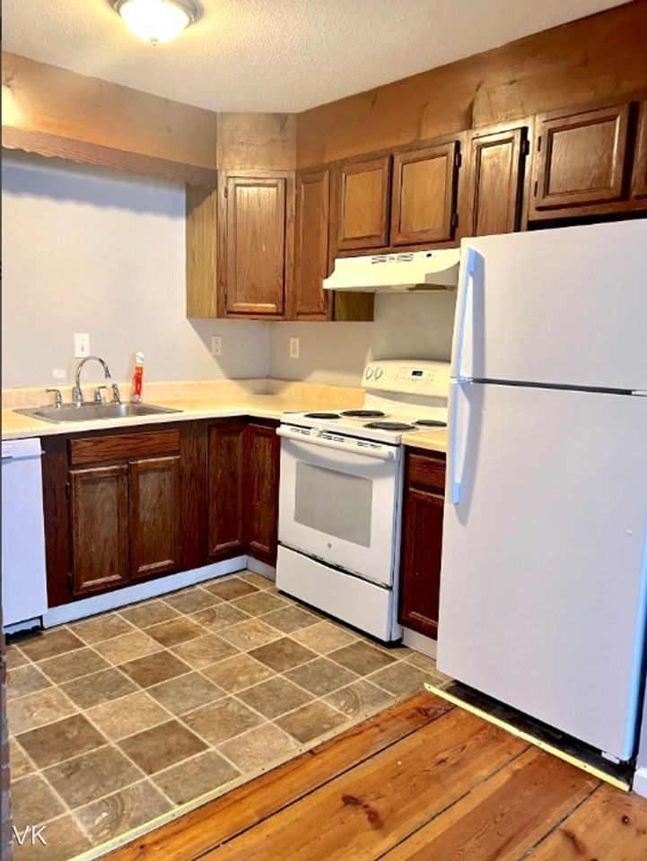 33 Spring St - Photo 3 of 8