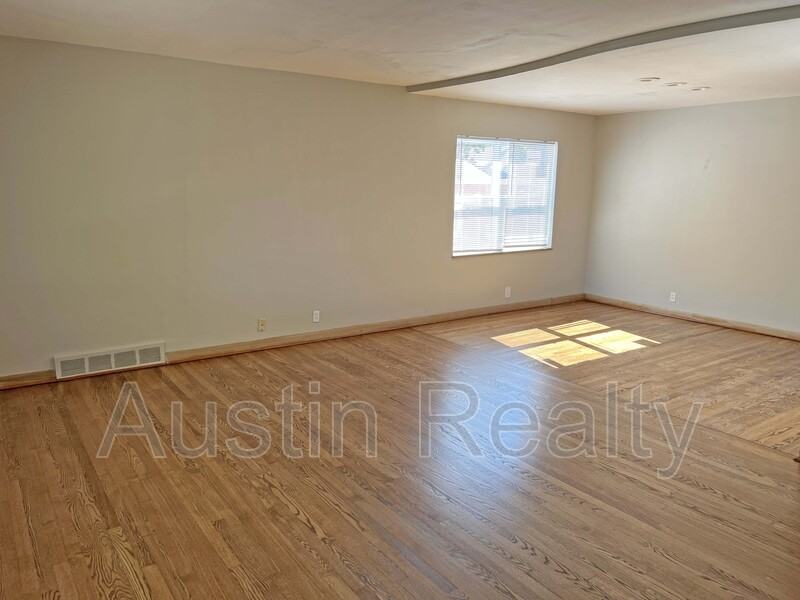 767 Lepere Ave 2nd Fl - Photo 2 of 12