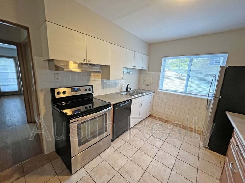 767 Lepere Ave 2nd Fl - Photo 3 of 12