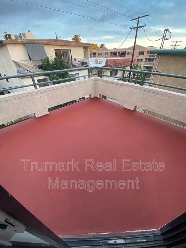 412 N Kenwood St #304 - Photo 5 of 24