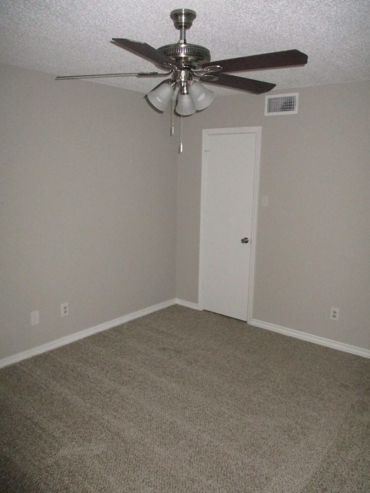 207 Parker St - Photo 5 of 12