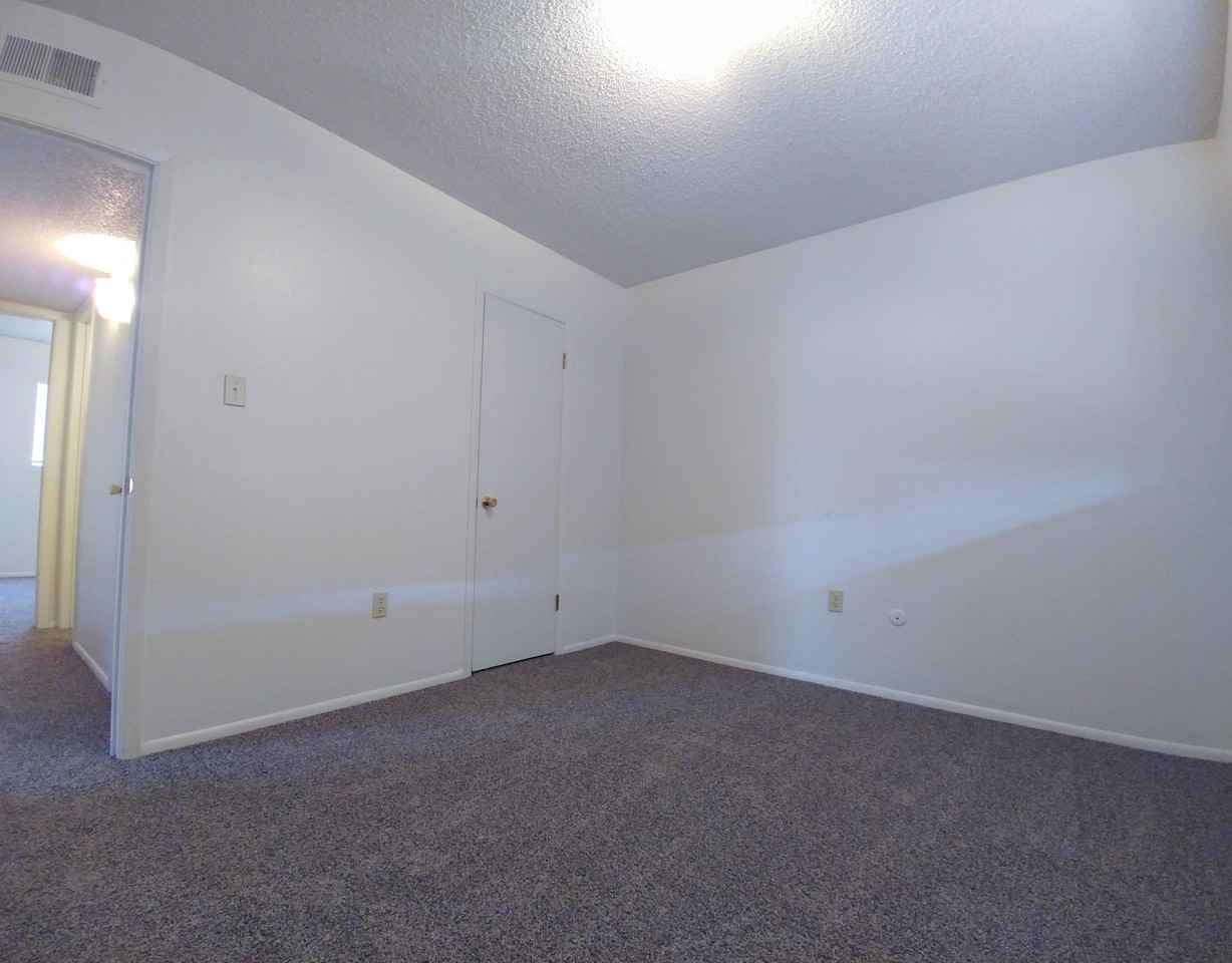 1004 Chelwood Park Blvd Ne - Photo 3 of 22