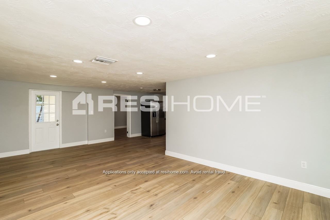 3343 Woodcock Dr - Photo 3 of 18