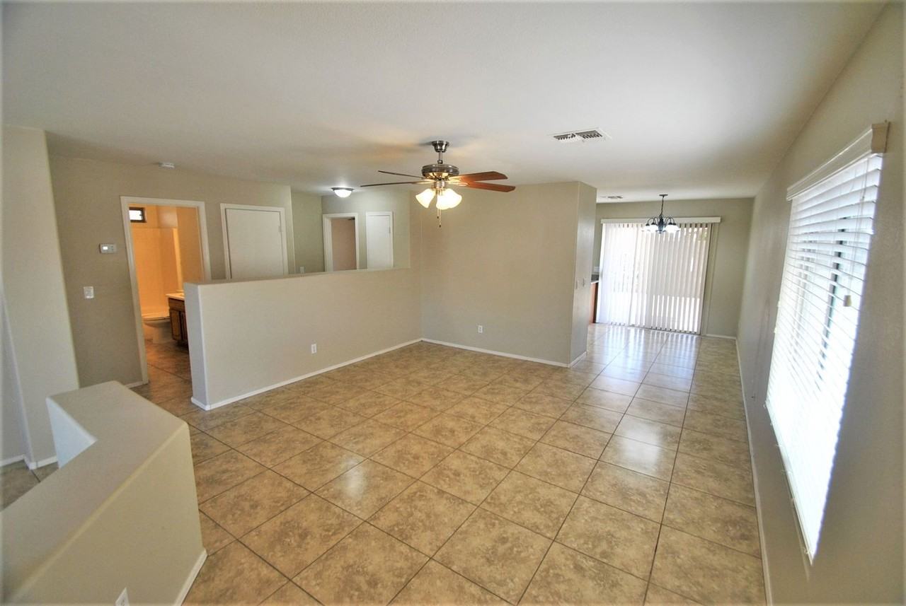 10629 W Poinsettia Dr - Photo 3 of 12