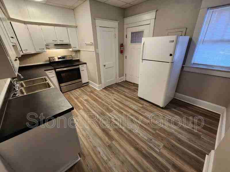 1307 S 9th St - Photo 2 of 9