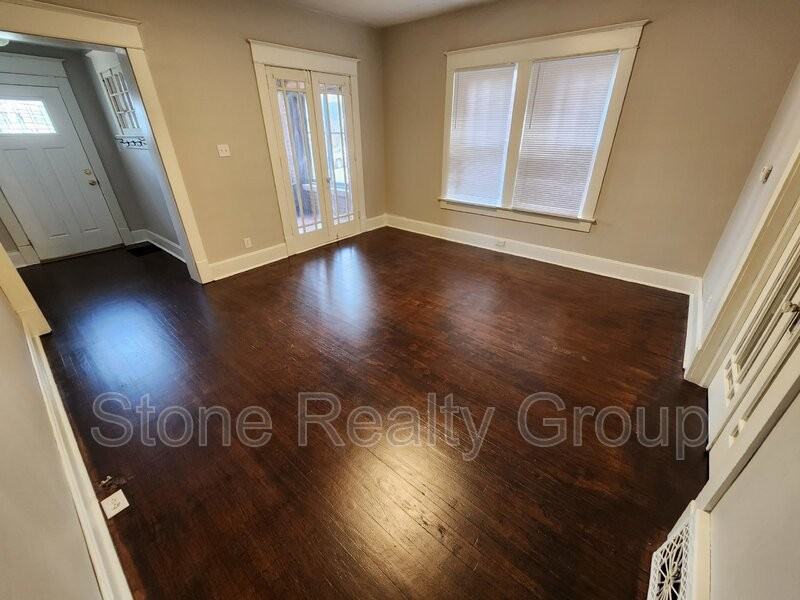 1307 S 9th St - Photo 3 of 9