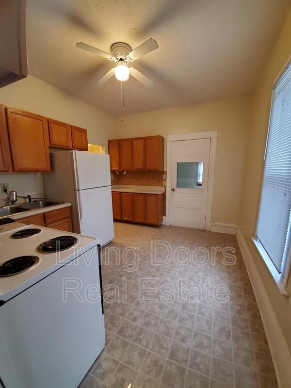 114 E Moffitt St - Photo 3 of 17