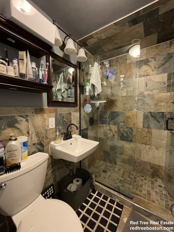 914 Beacon St #4 - Photo 4 of 15