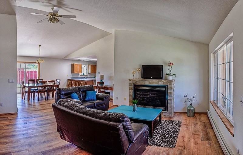 2559 Janece Dr - Photo 3 of 11