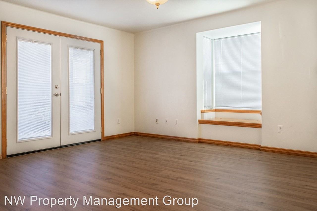 1705 Holbrook Ave - Photo 3 of 12