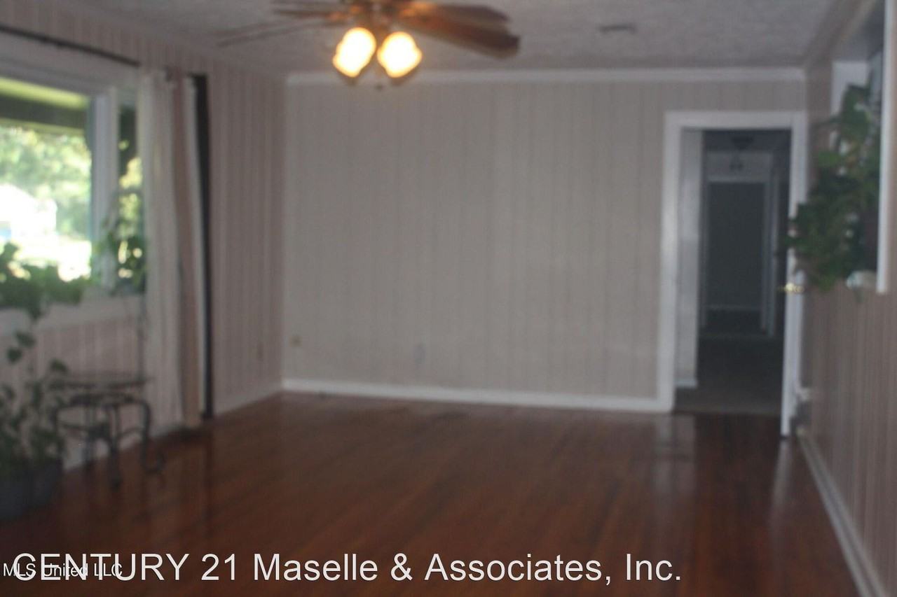 155 Roseland Dr - Photo 2 of 11