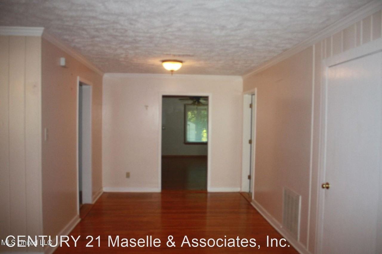 155 Roseland Dr - Photo 3 of 11