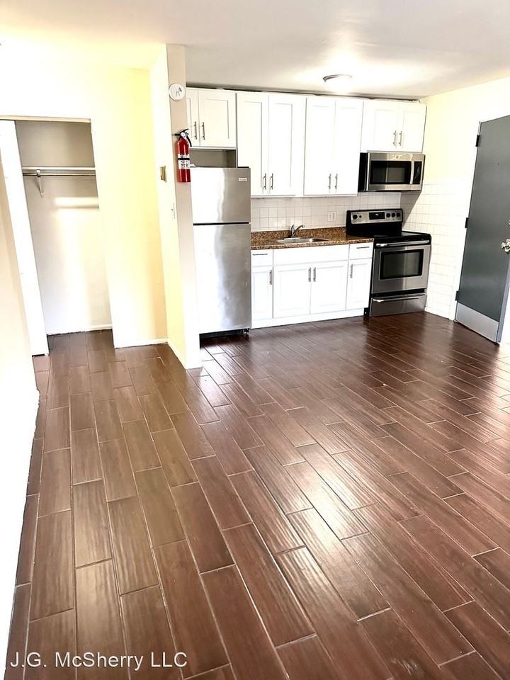 Six 13 - Photo 3 of 9