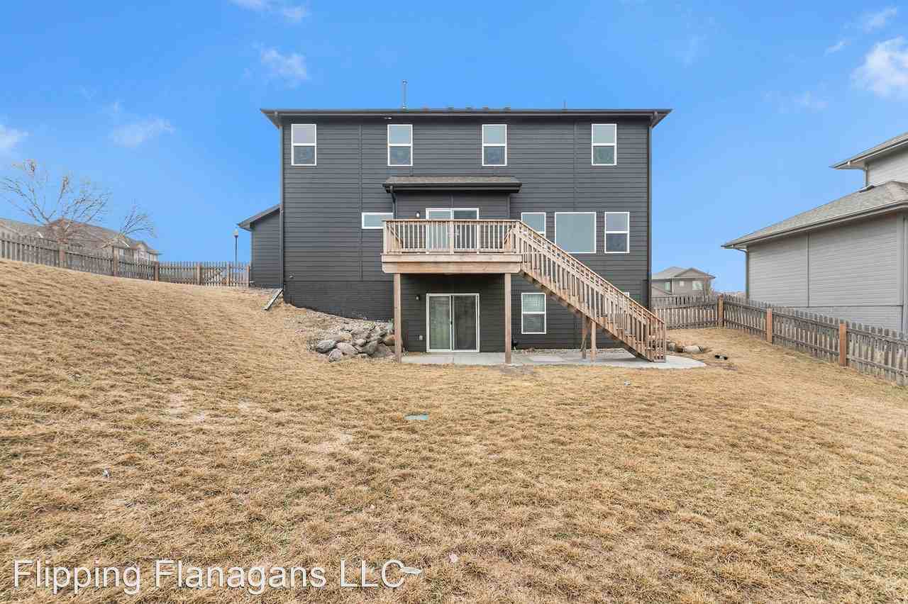 1410 White Pine Cir - Photo 3 of 36