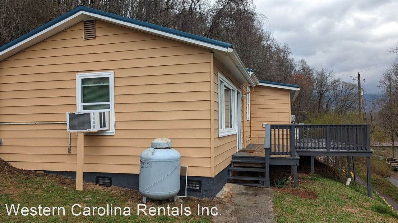 685 Allen St - Photo 2 of 34