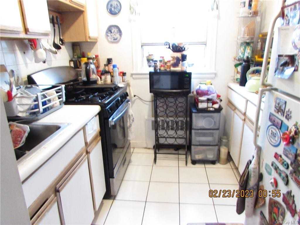 46 Winchester Ave Apt 2b - Photo 2 of 9