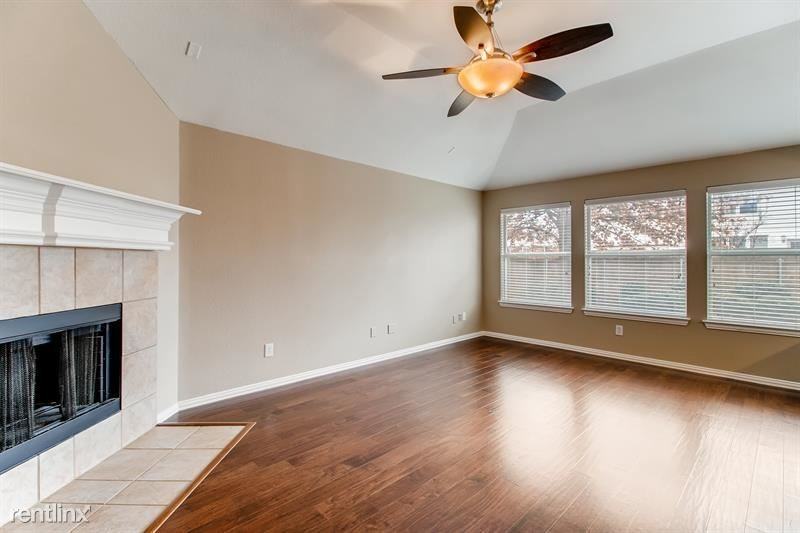 5521 Rockwood Dr - Photo 2 of 14