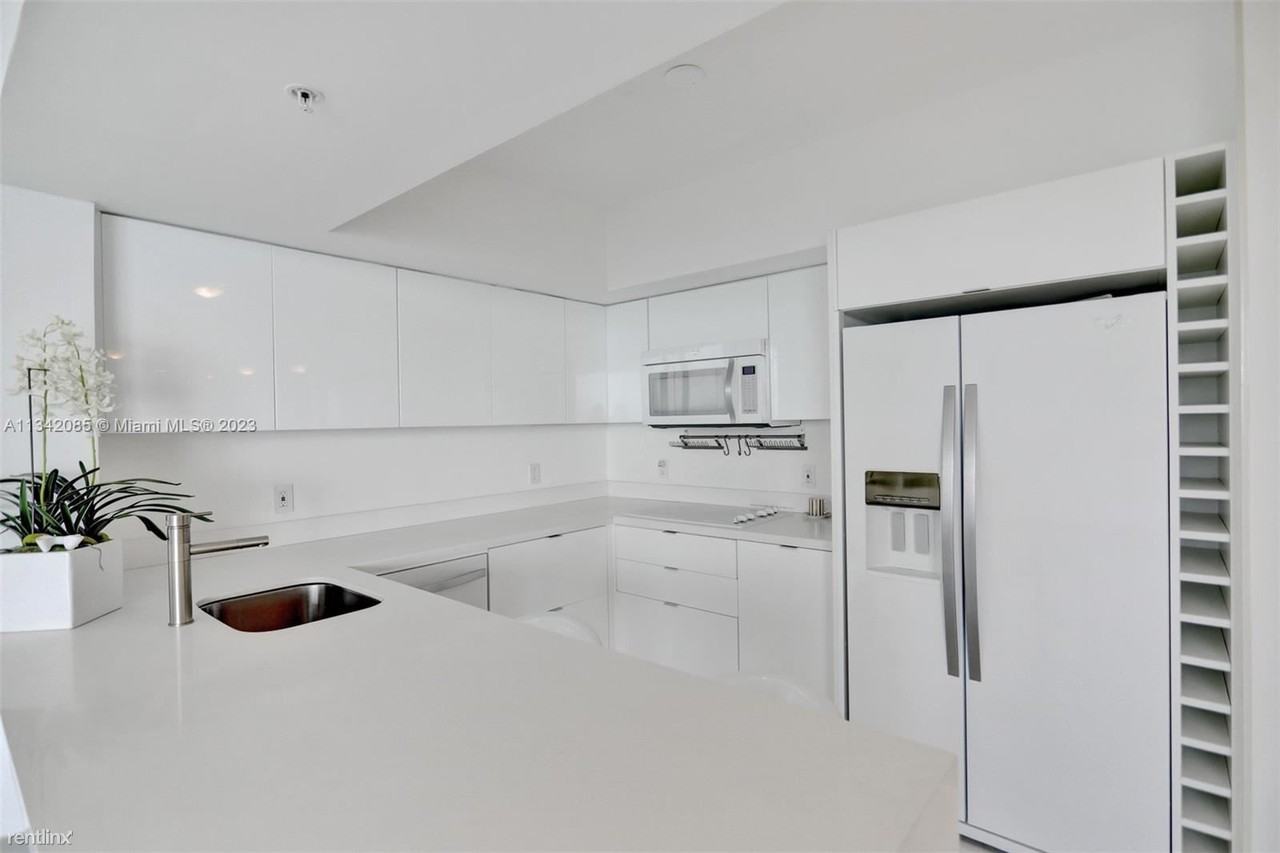 16699 Collins Ave - Photo 3 of 29